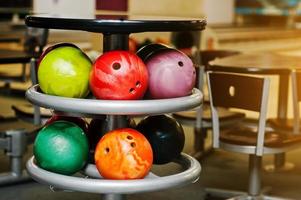 tante palline colorate per il bowling a tavola da riporre foto