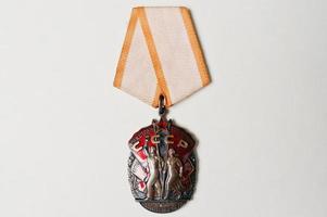 medaglia sovietica per distintivo d'onore su sfondo bianco foto