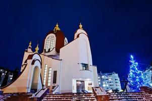 chiesa di s. peter con l'albero di capodanno nella sera ghiacciata foto