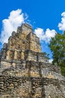 antico sito maya con rovine di templi piramidi manufatti muyil messico. foto