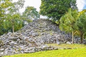 antico sito maya con rovine di templi piramidi manufatti muyil messico. foto