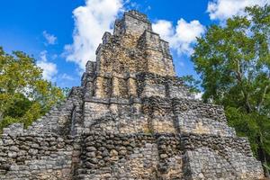 antico sito maya con rovine di templi piramidi manufatti muyil messico. foto