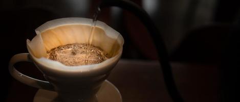 preparazione del caffè gocciolante foto