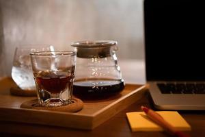 aspetta il caffè caldo al mattino prima del lavoro foto