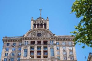 edificio di architettura in stile stalinista in via khreshchatyk foto