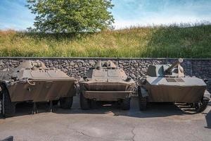 fila di carri armati militari arrugginiti esposti al museo del parco della vittoria foto