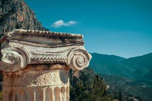 delphi, grecia antica colonna di marmo sullo sfondo delle montagne foto