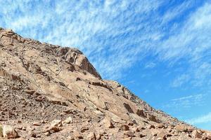 montagna e cielo nel deserto in egitto foto