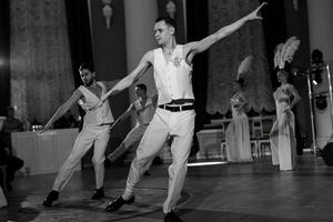 esibizione di uno spettacolo-balletto di un gruppo di attori di ballo foto