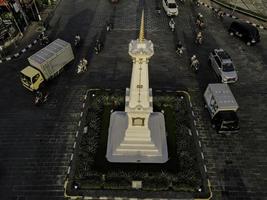 vista aerea del monumento tugu jogja o yogyakarta, indonesia. yogyakarta, indonesia - ottobre 2020 foto