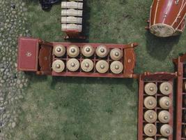 vista aerea dall'alto di strumenti musicali gamelan, tradizionali giavanesi e balinesi. foto