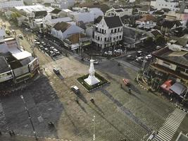 vista aerea del monumento tugu jogja o yogyakarta, indonesia. yogyakarta, indonesia - ottobre 2020 foto