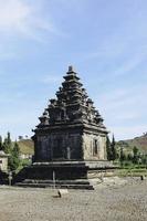 i turisti locali visitano il complesso del tempio di arjuna sull'altopiano di dieng. foto