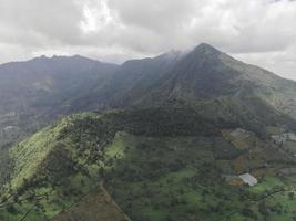 veduta aerea della valle di montagna con uno scenario verde nel vulcano di sindoro foto