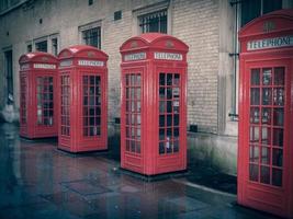 cabina telefonica londinese dal look retrò foto