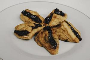 tofu o tahu fritto con salsa petis in platebackground bianco, spuntino indonesiano tradizionale giavanese foto