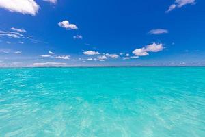 paesaggio marino, fondo tropicale della natura dell'oceano del mare. orizzonte infinito con cielo nuvoloso blu. idilliaca vista sul mare estivo, onde calme, concetto di surf. terra, ecologia foto