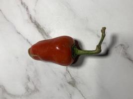 peperoncino rosso su piastrelle foto