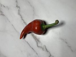 peperoncino rosso su piastrelle foto