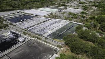 vista aerea dell'allevamento di gamberetti e del purificatore d'aria a yogyakata, indonesia. l'attività di acquacoltura in continua crescita viene esportata sul mercato internazionale. foto