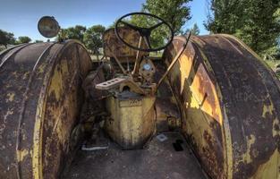 vecchio trattore agricolo d'epoca foto