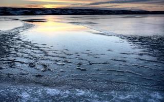 formazione di ghiaccio sul lago foto