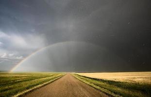 prateria grandine tempesta e arcobaleno foto