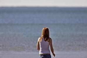 ragazza dai capelli rossi in spiaggia foto