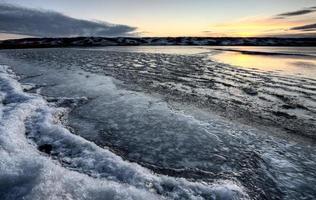 formazione di ghiaccio sul lago foto