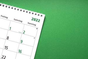 calendario tedesco per il nuovo anno 2022 su sfondo di carta verde foto