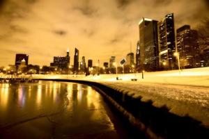 fotografia notturna del centro di Chicago foto