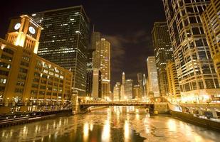 fotografia notturna del centro di Chicago foto