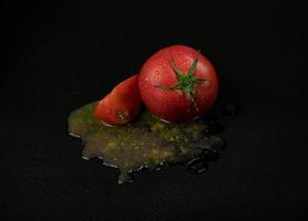 pomodori su uno sfondo nero foto