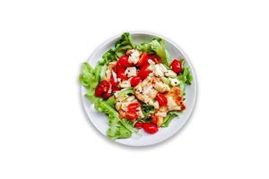 concetto di cibo sano. insalata di petto di pollo alla griglia con pomodoro rosso fresco, lattuga verde e mozzarella su un piatto bianco isolato su sfondo bianco.