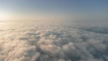 mare di nebbia copre l'area sulla cima della collina doi phu thok, chiang khan, loei, tailandia con sfondo di alba in inverno. foto