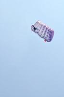 un paracadute su uno sfondo di cielo blu foto