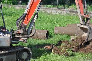 escavatore che scava una buca foto