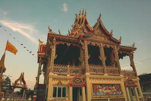 lom sak, phetchabun dicembre 2021 wat khosa thachang durante il tramonto. la pagoda ricavata dalla risaia e l'interno dal fammer che sarà costruito alla fine di ogni anno foto