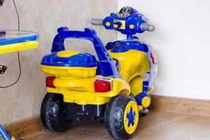 giocattolo di plastica di colore blu. la moto di plastica per bambini. foto