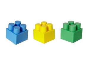 dettagli di un costruttore di plastica per bambini su sfondo bianco. cubi colorati. bloccare. foto