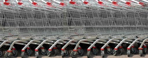 fila di carrelli o carrelli della spesa del supermercato foto