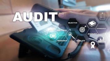 concetto di business e finanza di audit. analisi rendiconti finanziari annuali, analizzare il ritorno sull'investimento. sfondo astratto tecnica mista foto