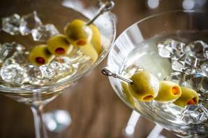 due cocktail di oliva martini foto