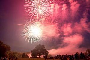 persone che guardano i fuochi d'artificio in onore del giorno dell'indipendenza foto