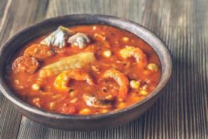 porzione di pesce spagnolo e zuppa di chorizo foto