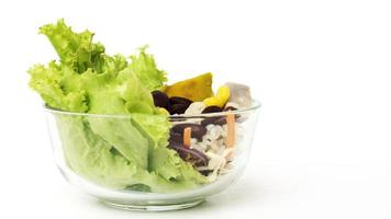 cibo salutare per insalata di verdure su sfondo bianco foto