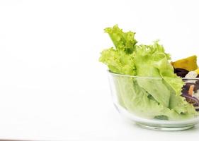 alimenti salutari con tazza di insalata e spazio per lo sfondo del testo foto