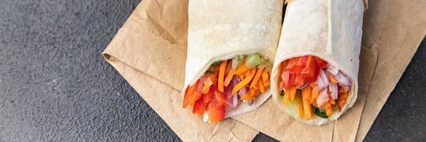 vegetariano doner kebab verdure lavash sandwich shawarma burrito pita ripieno vegetariano foto