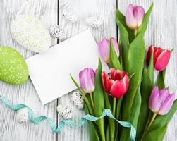 bouquet di tulipani e biglietto di auguri vuoto di Pasqua foto
