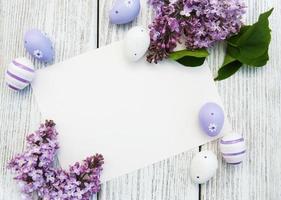 carta di pasqua con fiori lilla foto